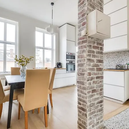Spacious Five Bedroom Appartamento
