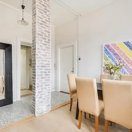 Spacious Five Bedroom Διαμέρισμα *